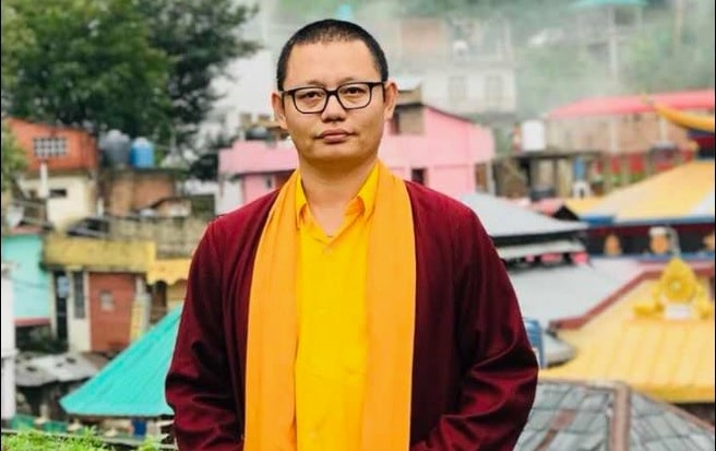 RinpocheStanding2